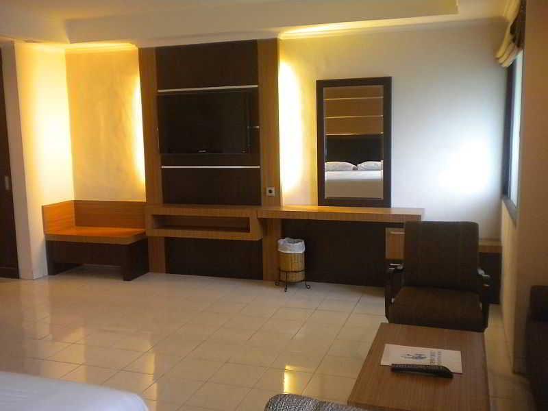 Urbanview Hotel Taman Suci Denpasar Exteriör bild