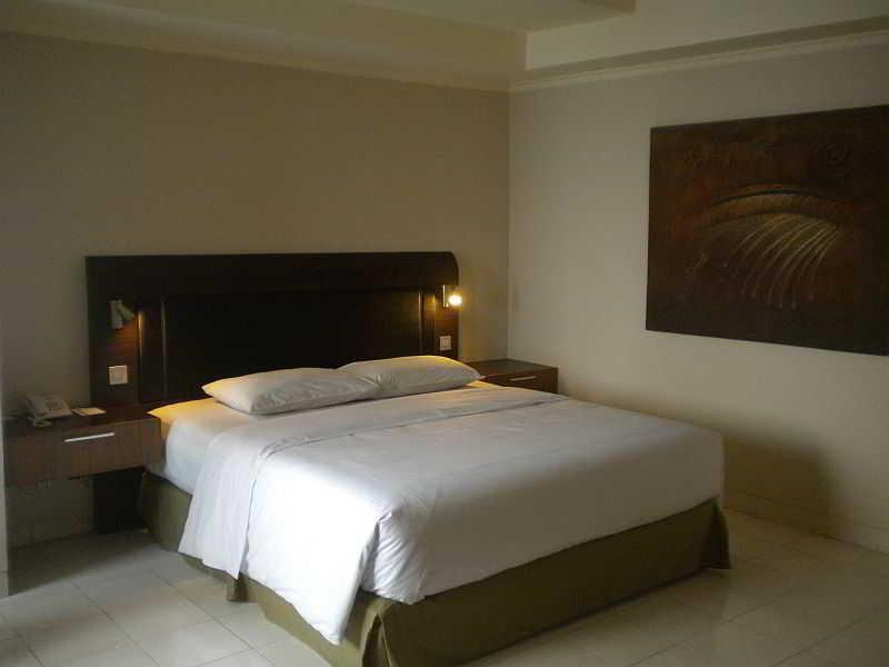 Urbanview Hotel Taman Suci Denpasar Rum bild