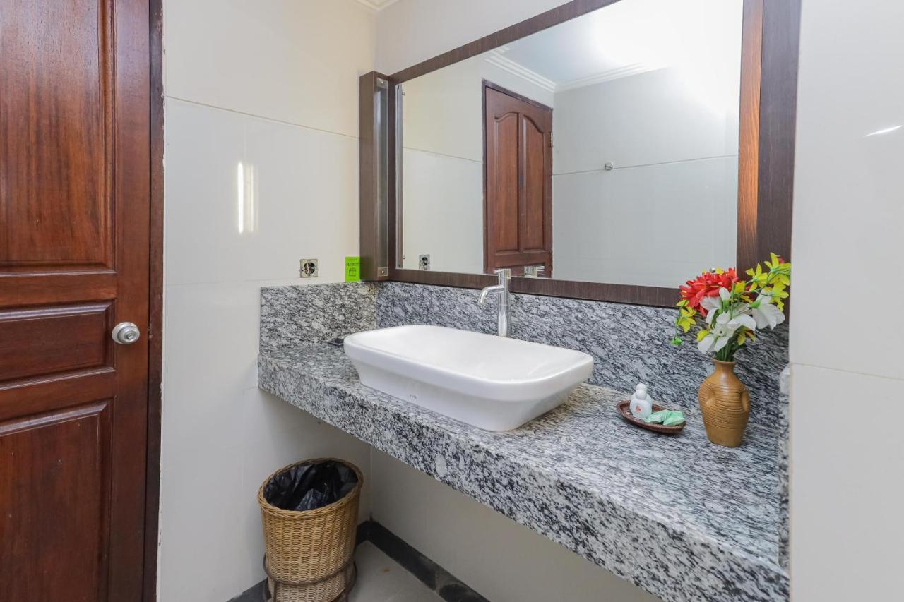 Urbanview Hotel Taman Suci Denpasar Exteriör bild