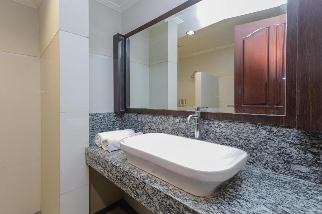 Urbanview Hotel Taman Suci Denpasar Exteriör bild