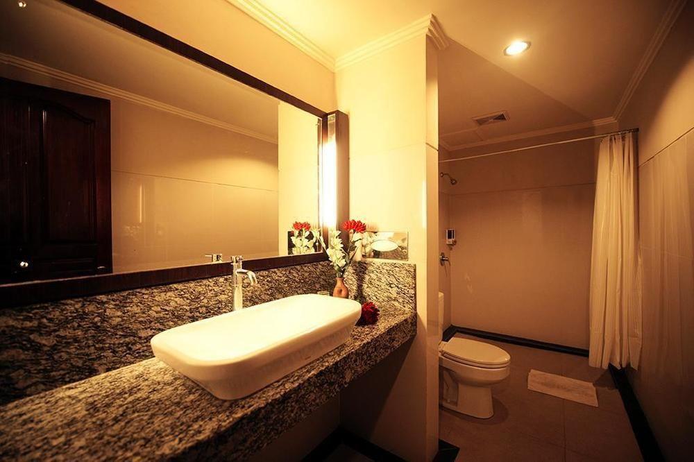 Urbanview Hotel Taman Suci Denpasar Rum bild