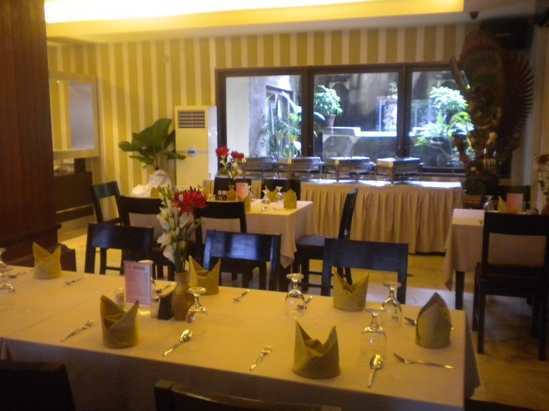 Urbanview Hotel Taman Suci Denpasar Exteriör bild
